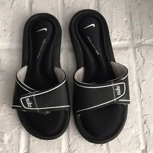 Girls Nike Slides sz 5